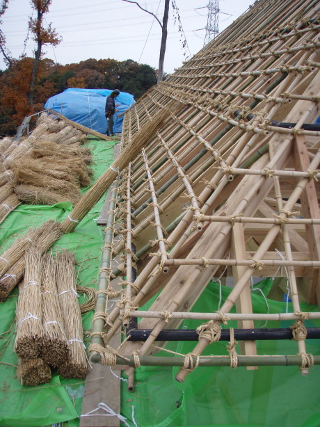 茅葺き屋根の軒用加工材料